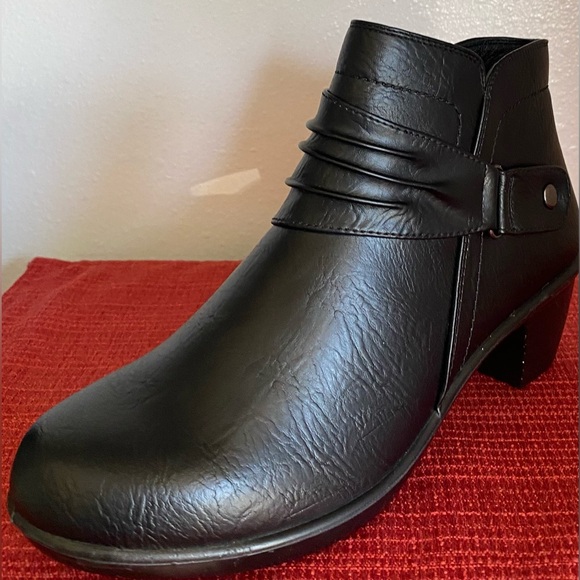 NWT.. WOMENS Easy Street Black Ankle Booties - Picture 6 of 16